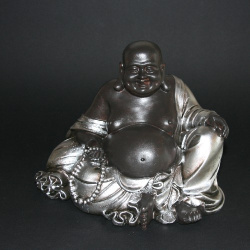 lachende_boeddha_zittend__polystone__zilver_16cm__285_.png